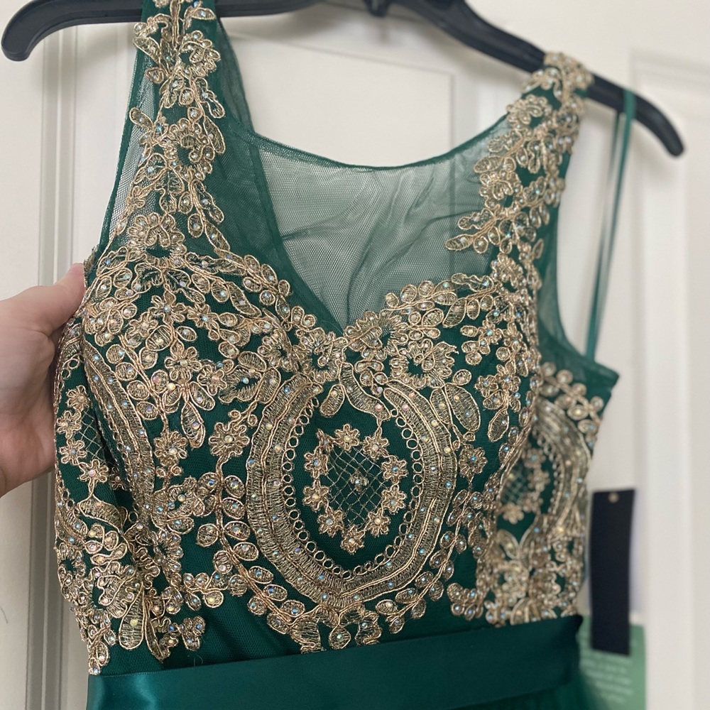Brand new dress never worn with tags still on it. Size 9, but fits sizes 8-12 - Picture 3 of 4